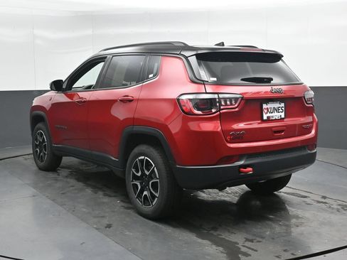 Used 2025 Jeep Compass Trailhawk AWD/4WD image 10