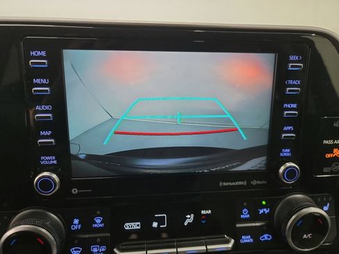 Used 2020 Toyota Highlander XLE AWD/4WD image 23