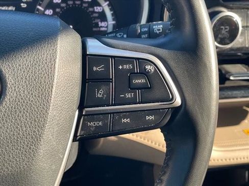 Used 2024 Toyota Highlander XLE image 18
