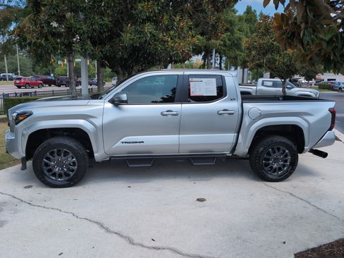 Certified 2025 Toyota Tacoma SR5 w/ SR5 Upgrade Package AWD/4WD image 7