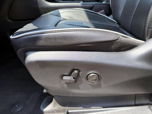 Used 2025 Chrysler Pacifica Limited FWD image 18