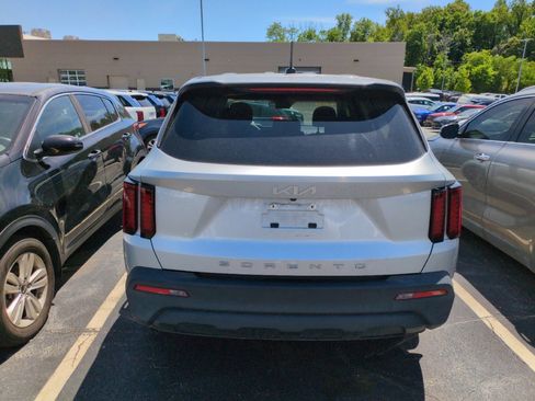Used 2022 Kia Sorento LX FWD image 4