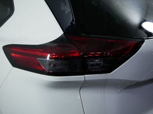 Used 2023 Nissan Rogue S image 10