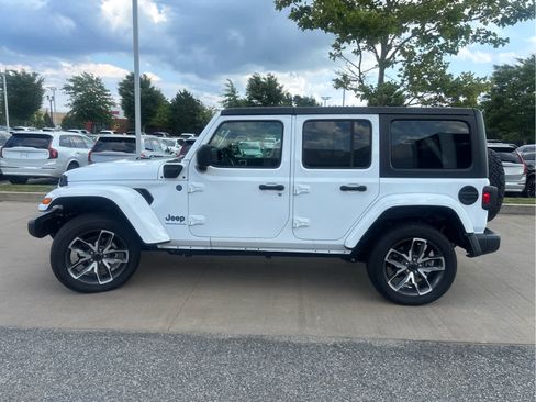 Used 2024 Jeep Wrangler Unlimited AWD/4WD image 6