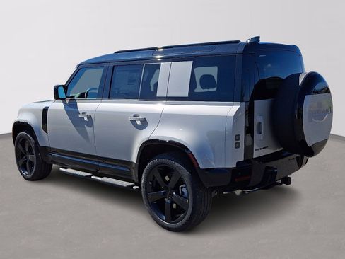 New 2026 Land Rover Defender 110 X-Dynamic SE image 4