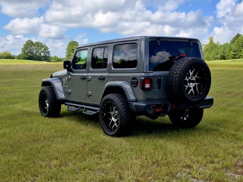 Used 2023 Jeep Wrangler Unlimited Sahara AWD/4WD image 7