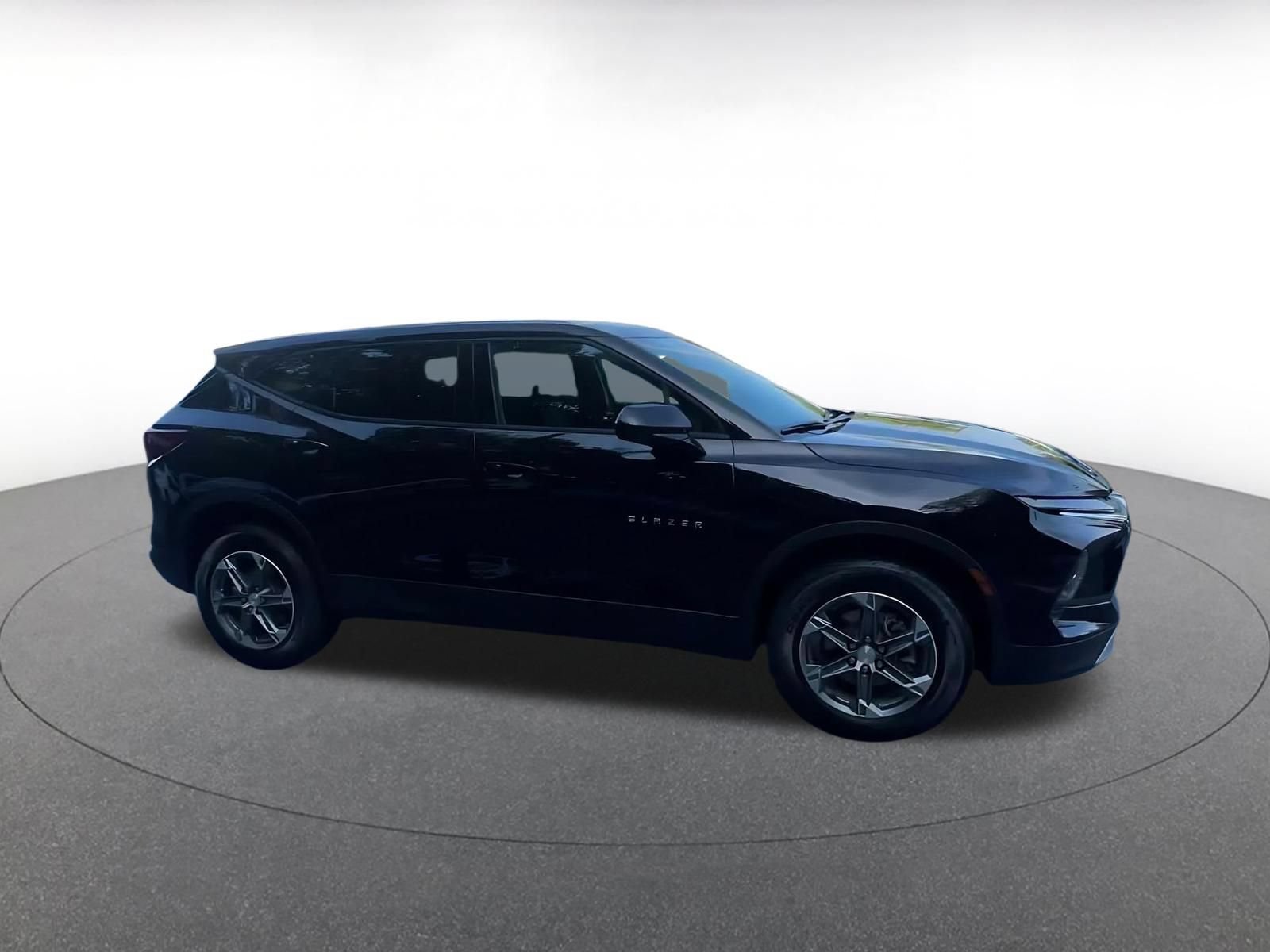 Used 2026 Chevrolet Blazer LT FWD image 2