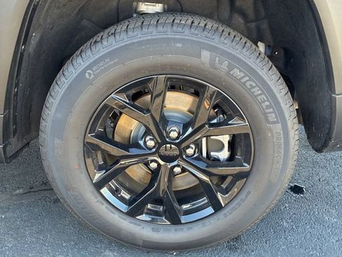 Used 2025 Jeep Grand Cherokee L Altitude image 12