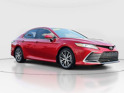 Used 2023 Toyota Camry XLE FWD image 3