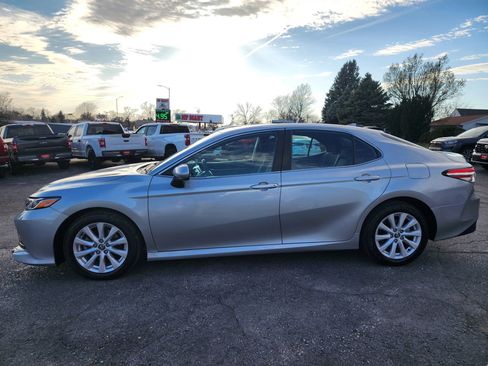 Used 2020 Toyota Camry LE image 4