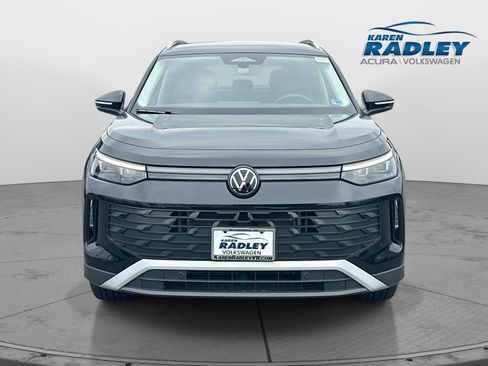 Used 2025 Volkswagen Tiguan SE FWD image 6