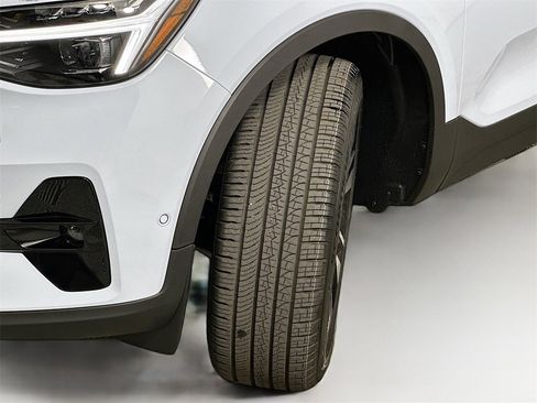 Used 2025 Volvo XC40 B5 Plus w/ Protection Package Premier image 25