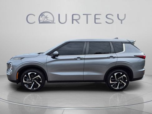 Used 2022 Mitsubishi Outlander SE FWD image 2