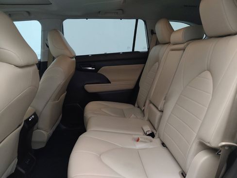 Used 2022 Toyota Highlander XLE FWD image 18