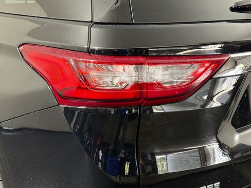 Used 2018 Chevrolet Traverse Premier w/ Driver Confidence II Package FWD image 36
