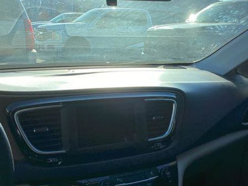 Used 2018 Chrysler Pacifica L image 11
