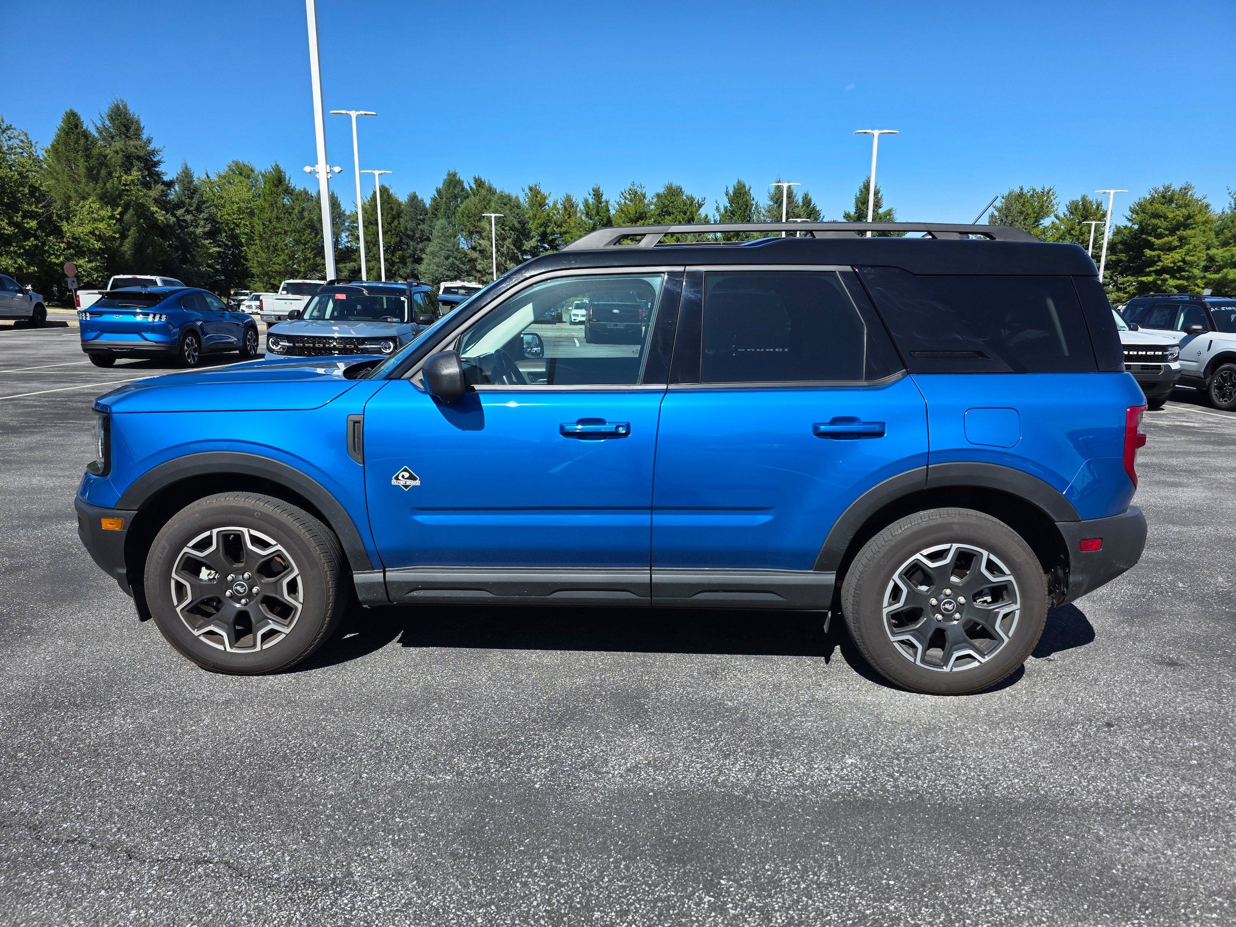 Certified 2025 Ford Bronco Sport Outer Banks w/ Outer Banks Tech Package+ AWD/4WD image 2