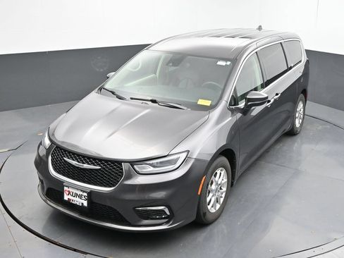 Used 2023 Chrysler Pacifica Touring-L FWD image 34