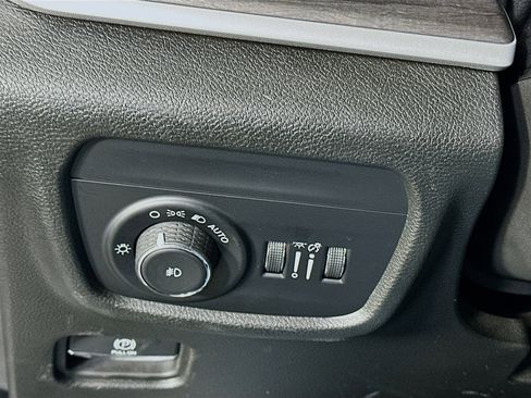 Used 2023 Jeep Grand Cherokee Limited w/ Black Appearance Package image 17