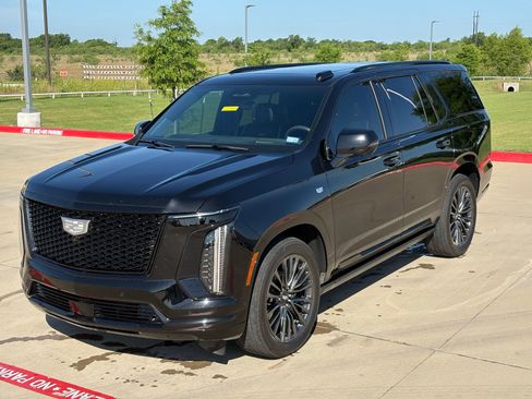 Used 2025 Cadillac Escalade Sport Platinum w/ LPO, Floor Liner Package AWD/4WD image 11