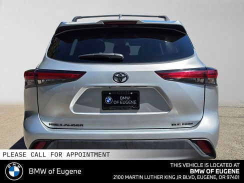 Used 2022 Toyota Highlander XLE AWD/4WD image 4