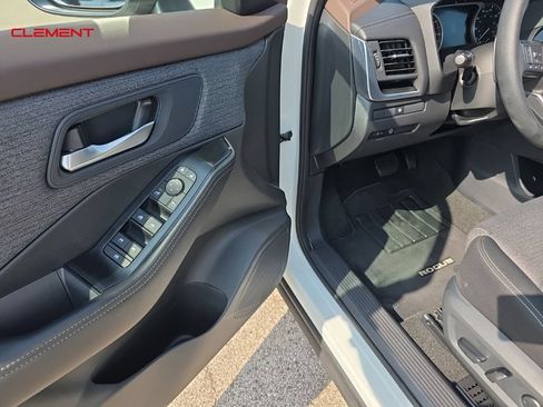 Used 2023 Nissan Rogue SV AWD/4WD image 7