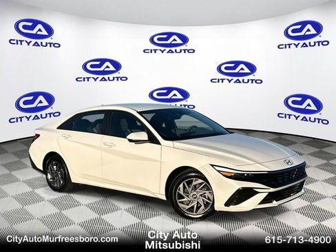 Used 2024 Hyundai Elantra SEL image 1