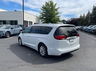 Used 2018 Chrysler Pacifica Touring-L FWD video 3