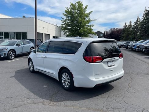 Used 2018 Chrysler Pacifica Touring-L FWD image 3