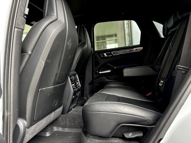 Used 2023 Porsche Cayenne Turbo AWD/4WD image 27