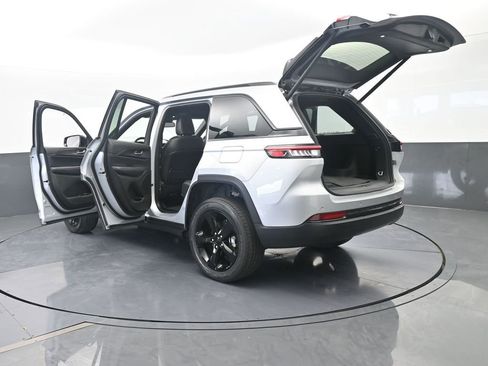 Used 2023 Jeep Grand Cherokee Altitude AWD/4WD image 78