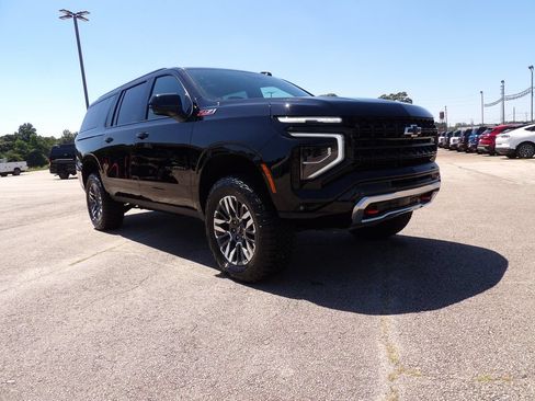 Used 2025 Chevrolet Suburban Z71 AWD/4WD image 2