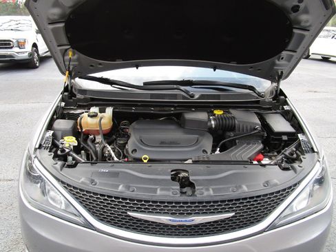 Used 2020 Chrysler Pacifica Limited image 33