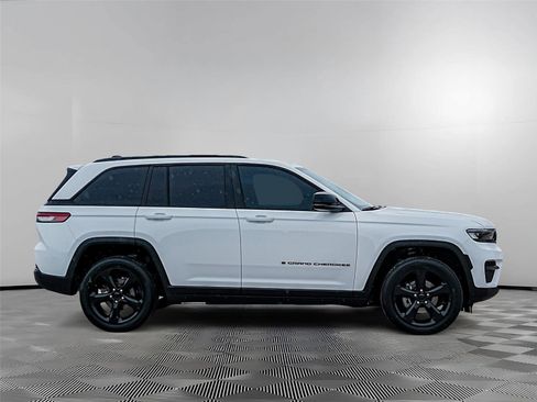 Used 2024 Jeep Grand Cherokee Altitude AWD/4WD image 3