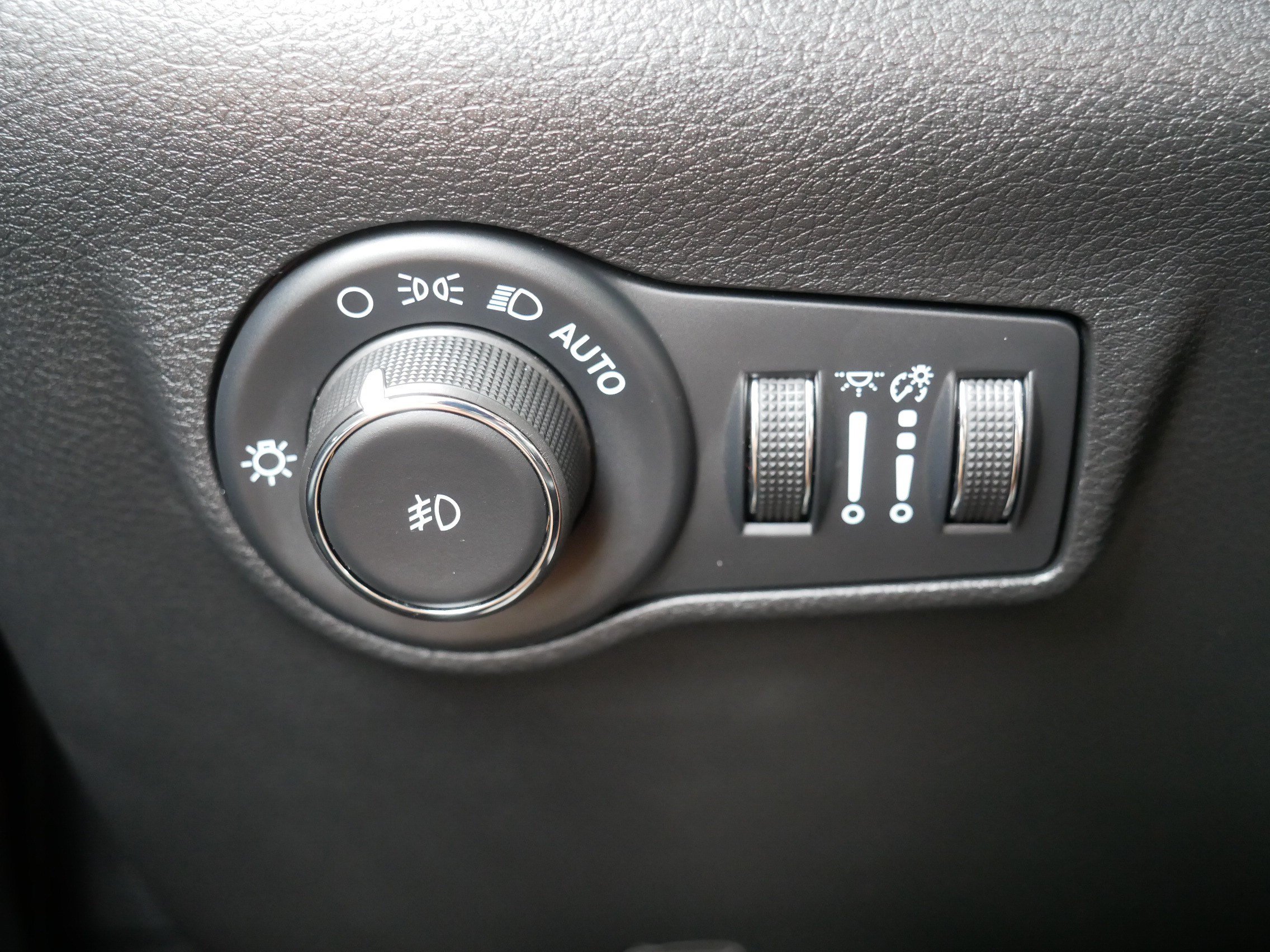 Used 2025 Jeep Compass Latitude w/ Convenience Group AWD/4WD image 26