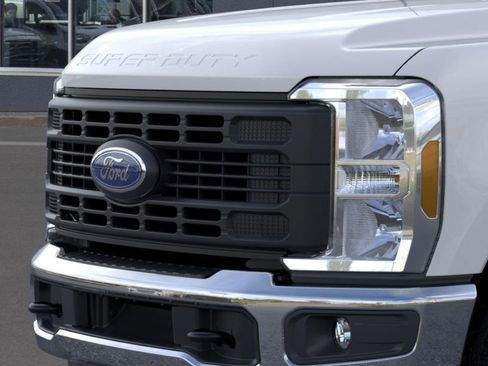 New 2026 Ford F250 XL w/ XL Chrome Package image 17