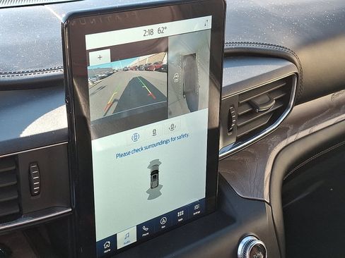 Used 2020 Ford Explorer Platinum w/ Premium Technology Package image 18