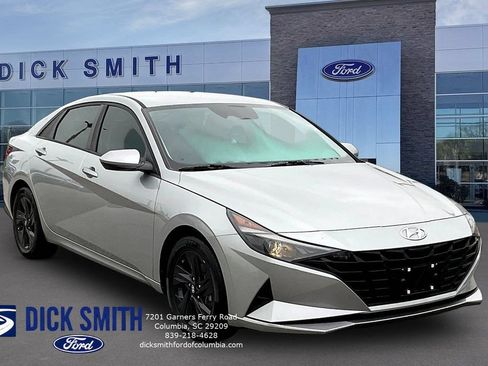 Used 2021 Hyundai Elantra SEL w/ Convenience Package FWD image 3