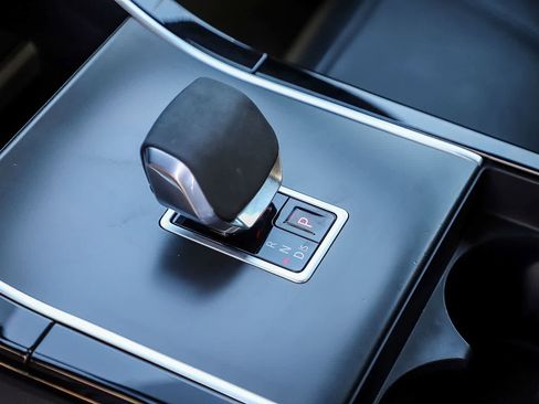 Used 2025 Land Rover Range Rover Velar Dynamic SE image 17