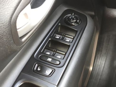 Used 2023 Jeep Renegade Latitude AWD/4WD image 17