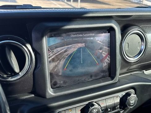 Used 2020 Jeep Wrangler Unlimited Sahara image 21