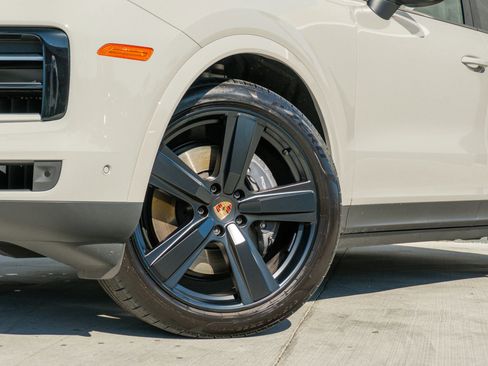 Used 2025 Porsche Cayenne Sport Utility 4D image 23