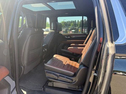 Used 2023 GMC Yukon XL Denali Ultimate AWD/4WD image 11