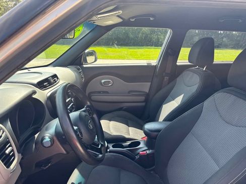 Used 2017 Kia Soul + FWD image 12