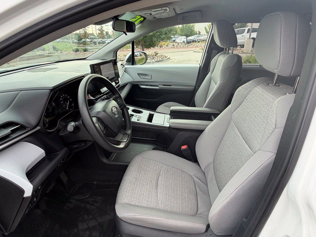 Used 2025 Toyota Sienna LE AWD/4WD image 28
