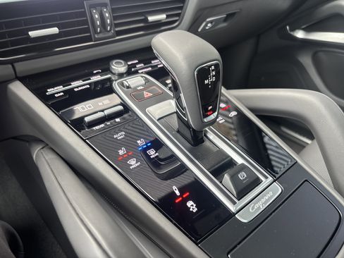 Certified 2022 Porsche Cayenne Turbo AWD/4WD image 20