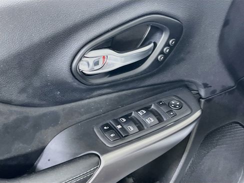 Used 2022 Jeep Cherokee Limited AWD/4WD image 17