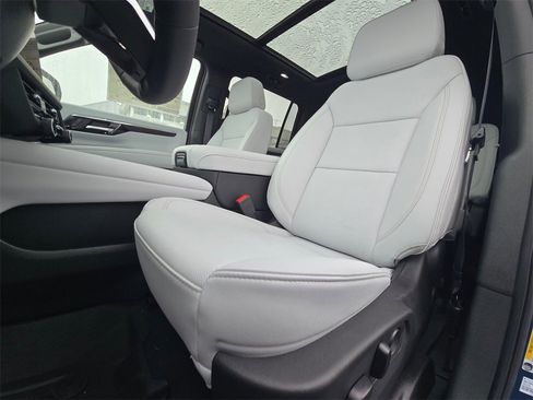 New 2025 Chevrolet Suburban Premier w/ Sun And Tow Package image 18