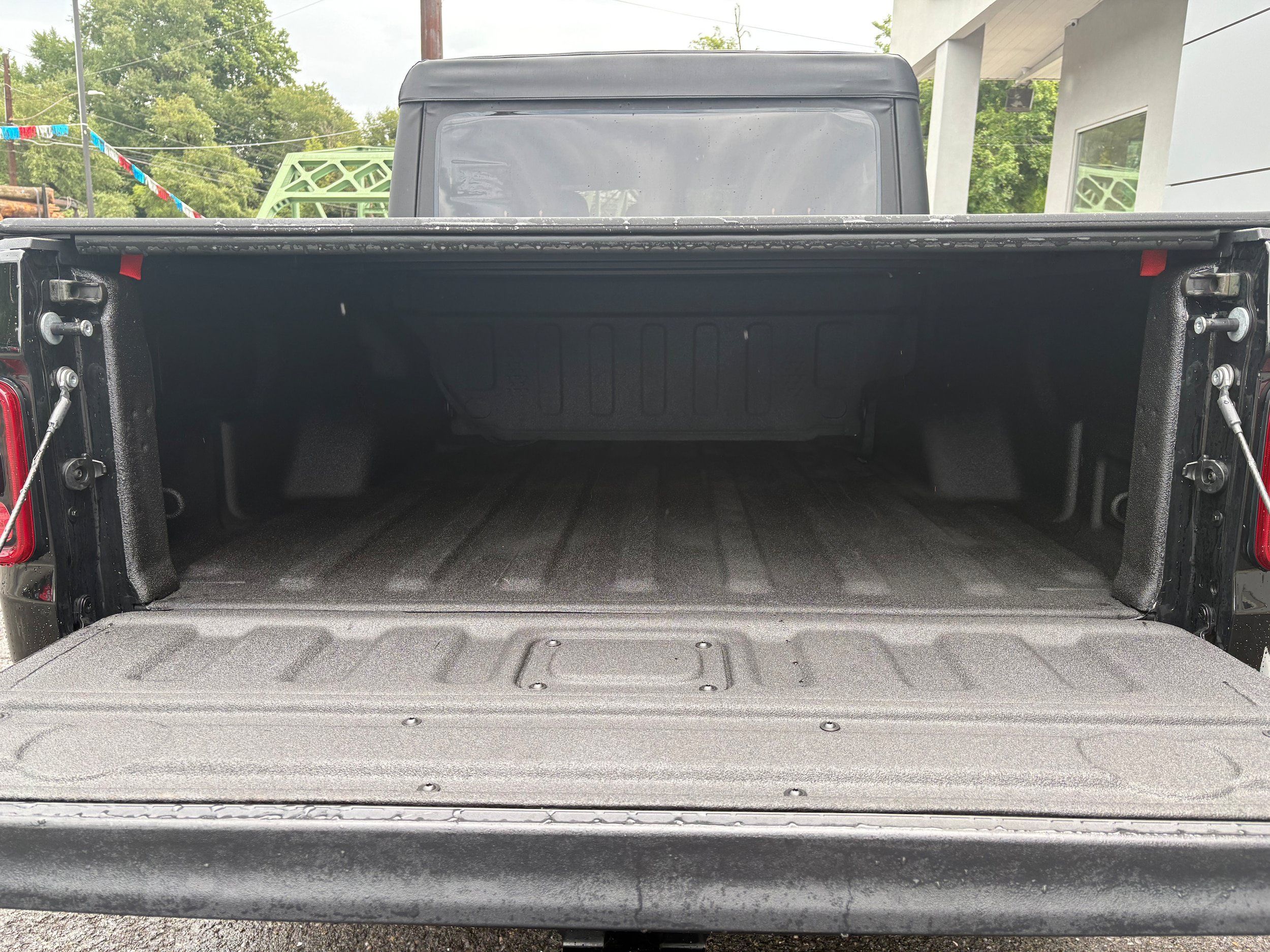 Certified 2025 Jeep Gladiator Sport AWD/4WD image 11