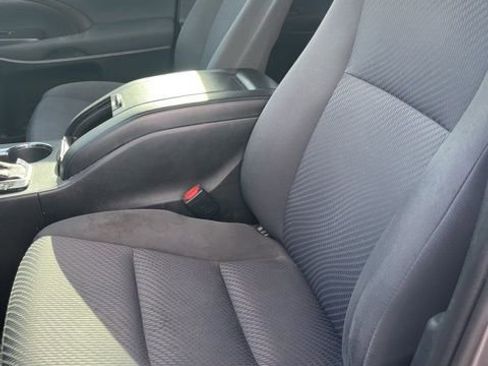 Used 2019 Toyota Highlander LE w/ Carpet Mat Package (TMS) image 10